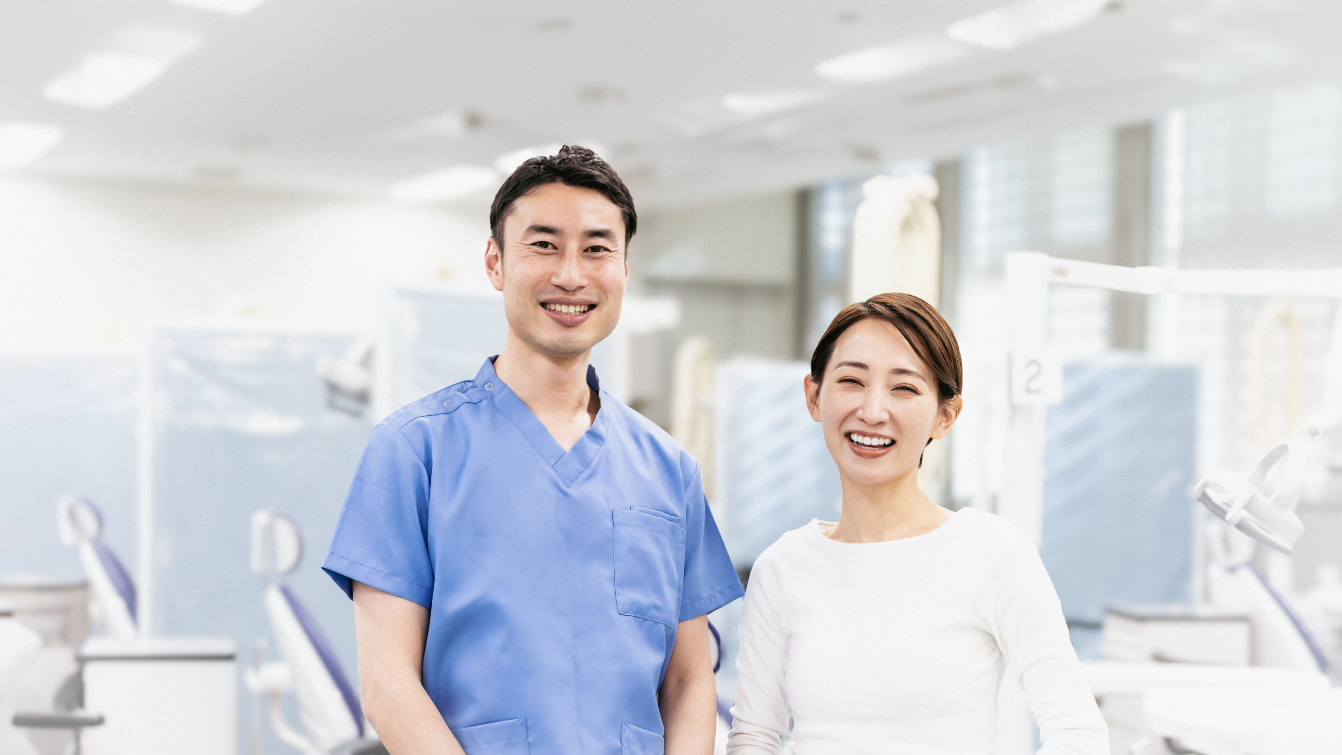 男性歯科医と女性スタップ