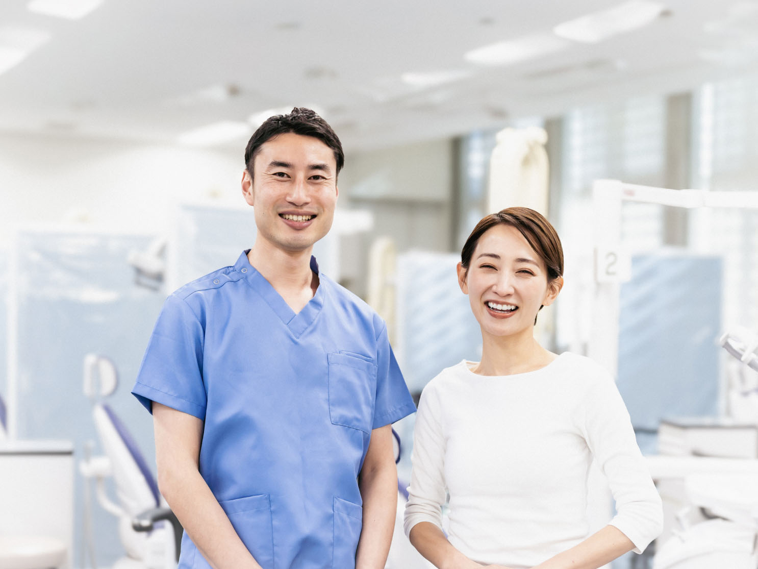 男性歯科医と女性スタップ