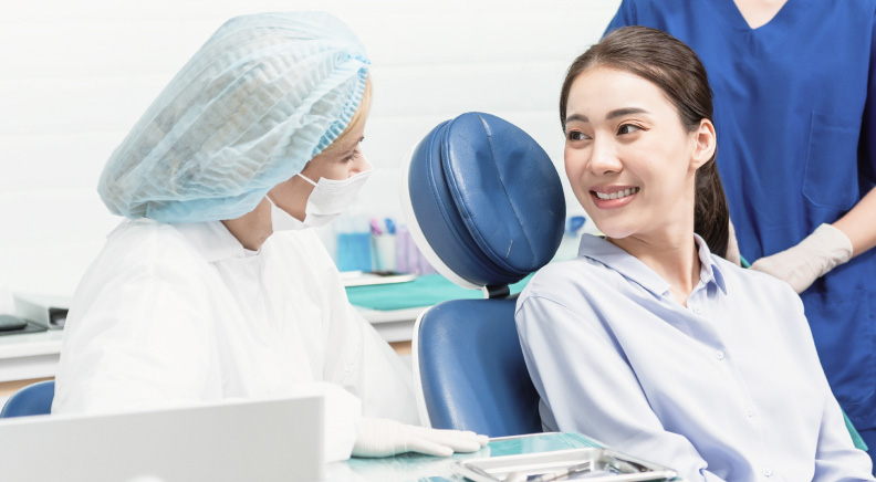 歯科医師が女性患者にカウンセリングしている写真
