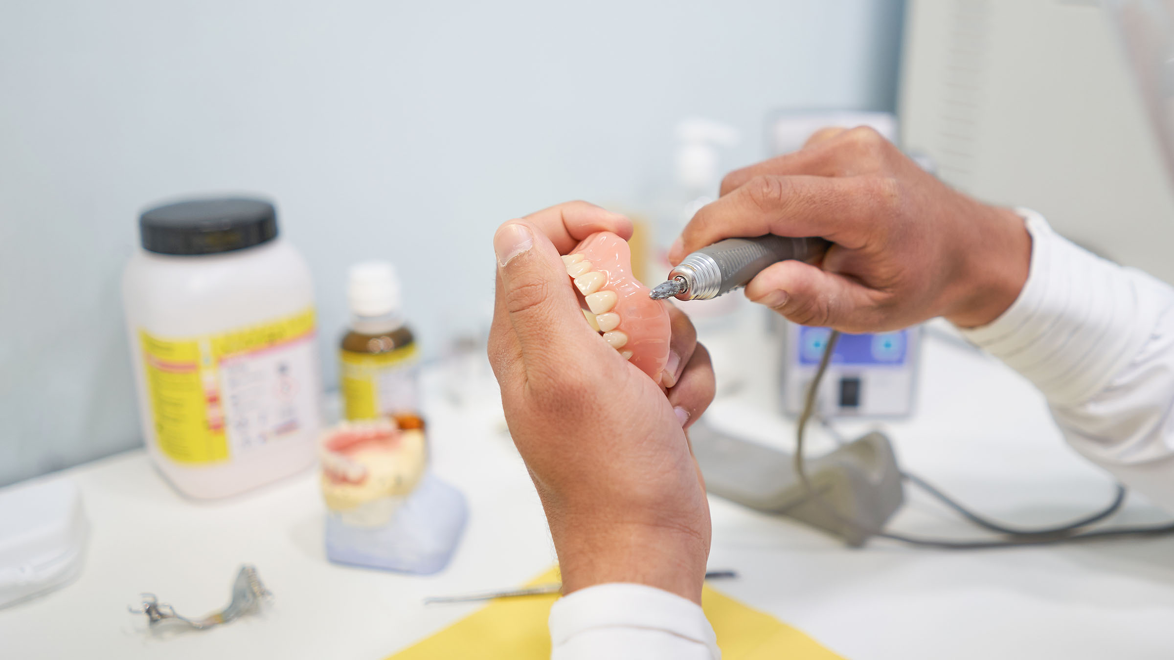 入れ歯の修理風景の写真